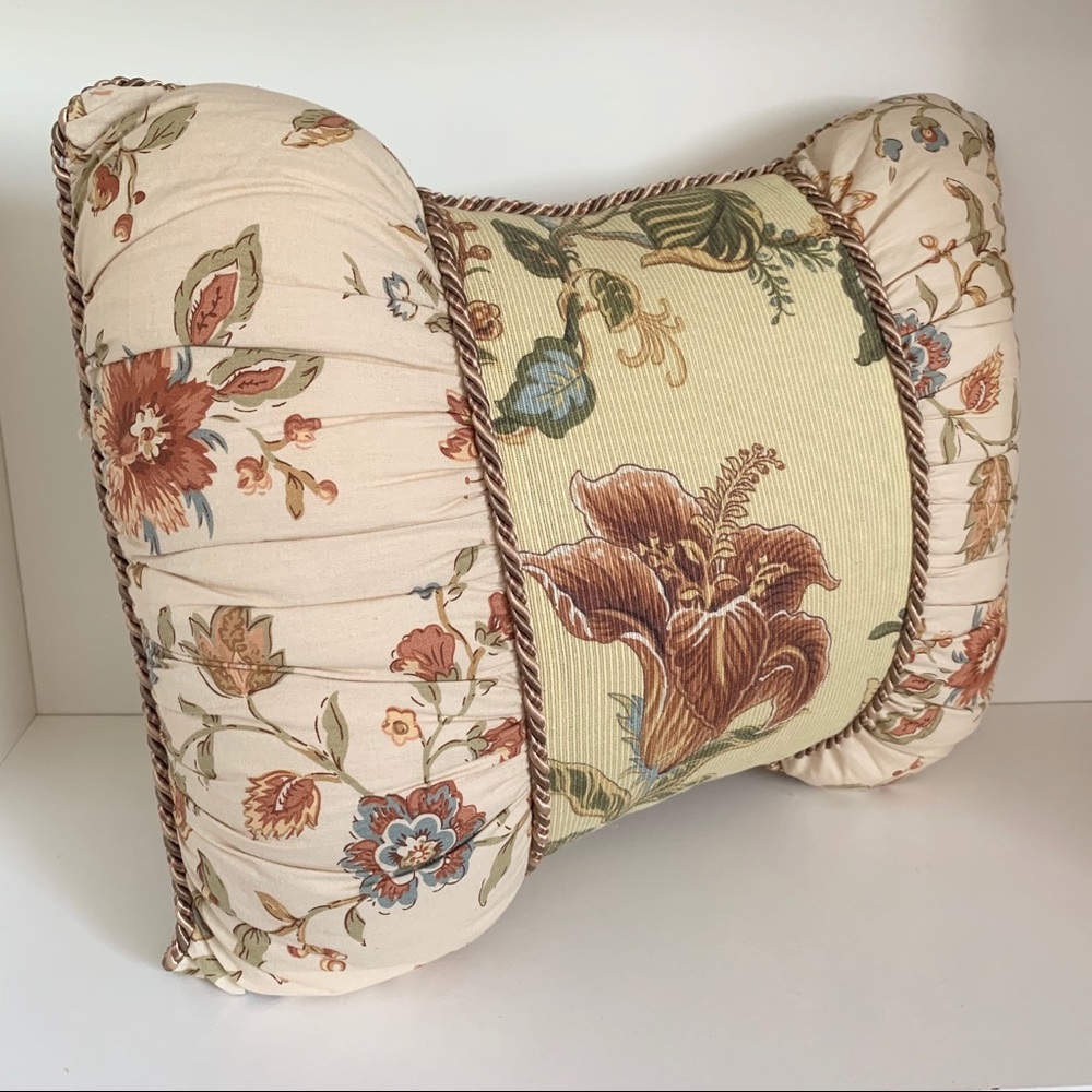 Floral cushion rope trim